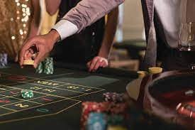 Pengguna bermain di platform hiburan sports dan casino melalui perangkat mobile dengan nyaman